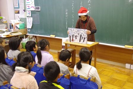 １年生はサンタの帽子をかぶった近藤さんでした。