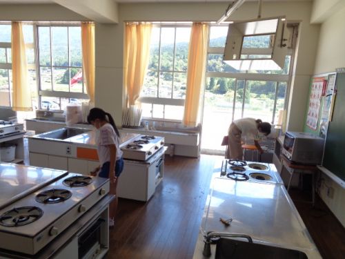 ４年生は調理室も掃除します。