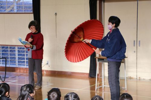 置き傘には、中野方小学校って大きな字があったよ。