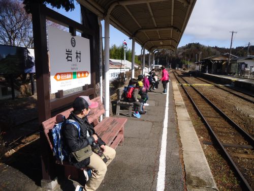 岩村駅のホームで、みんなでのんびり明智鉄道を待ちました。