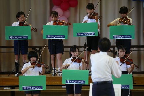 バイオリン演奏は中野方小学校ならではです。