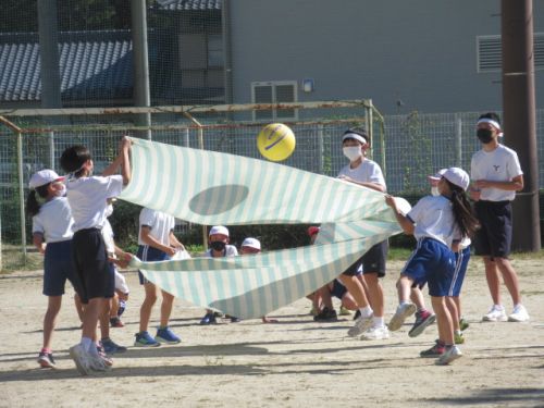 中学年と中学２年生の合同競技の練習風景