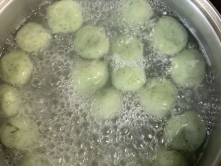 沸騰したお湯の中に、丸めた団子を入れる。浮いてきてから１分ほど茹でる。
